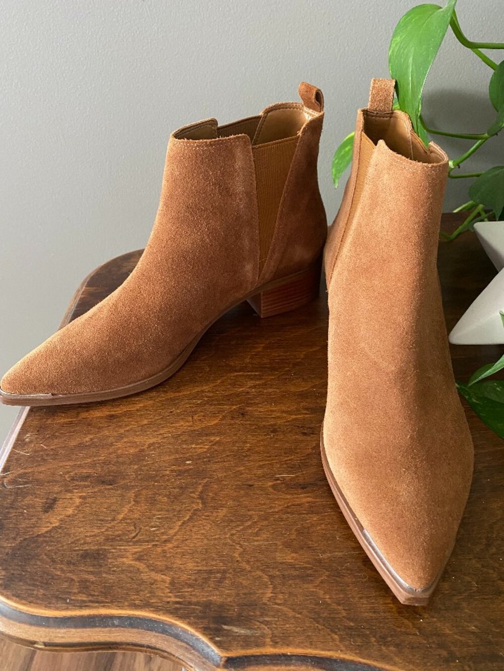 NWOT Marc Fisher Suede Chelsea Ankle Boots in Camel Brown. Size 7.5